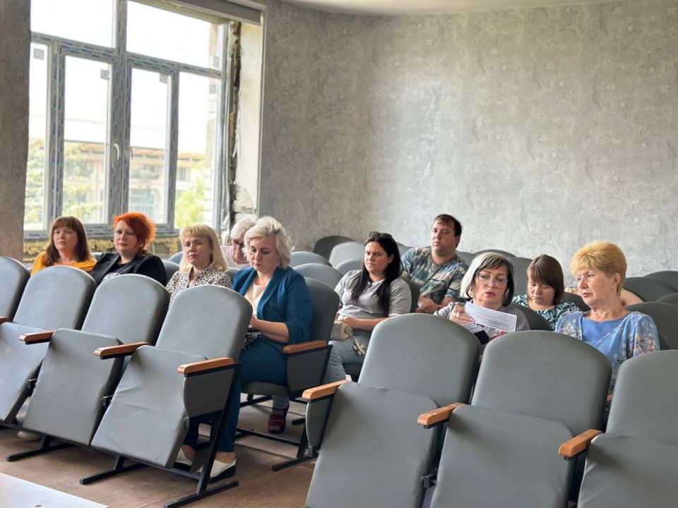 Сегодня, 1 июля, состоялась рабочая встреча старшего инспектора по делам несовершеннолетних ОУУПиДН ОМВД России «Иловайское» старшего лейтенанта полиции Е. В. Драгун и председателя КДнЗП Е. Л. Кочетовой с руководителями, их... Сегодня, 1 июля, состоялась рабочая встреча старшего инспектора по делам несовершеннолетних ОУУПиДН ОМВД России «Иловайское» старшего лейтенанта полиции Е. В. Драгун и председателя КДнЗП Е. Л. Кочетовой с руководителями, их...