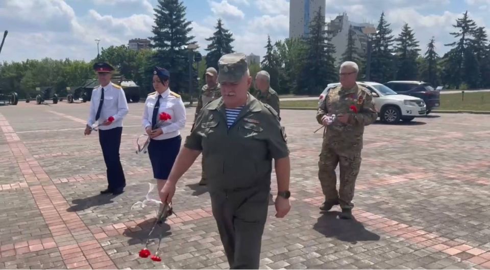 Сотрудники следственного управления СК России по Донецкой Народной Республике в День ветеранов боевых действий приняли участие в памятном мероприятии Сотрудники следственного управления СК России по Донецкой Народной Республике в День ветеранов боевых действий приняли участие в памятном мероприятии