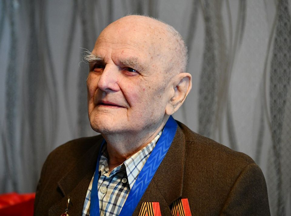 Глава города Донецка Алексей Кулемзин поздравил ветерана Великой Отечественной войны с вековым юбилеем Глава города Донецка Алексей Кулемзин поздравил ветерана Великой Отечественной войны с вековым юбилеем