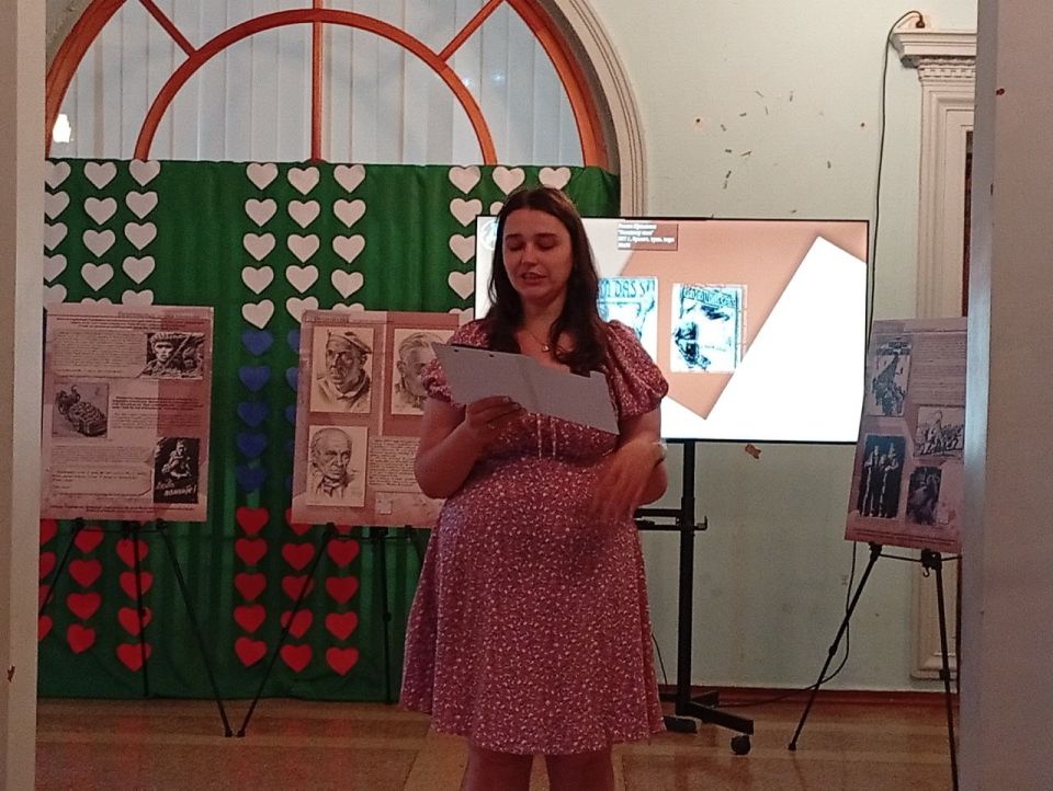 1 июля в Зугрэсском городском Дворце культуры состоялось открытие планшетной выставки донецкого художника, пережившего ужасы концлагерей Вевельсбург и Бухенвальд - «Бухенвальд: Штрихи выживания. Рисунки Романа Ефименко» 1 июля в Зугрэсском городском Дворце культуры состоялось открытие планшетной выставки донецкого художника, пережившего ужасы концлагерей Вевельсбург и Бухенвальд - «Бухенвальд: Штрихи выживания. Рисунки Романа Ефименко»