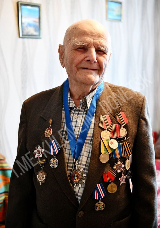 Алексей Кулемзин: Сегодня поздравил со 100-летием нашего земляка, почётного гражданина города Донецка, ветерана Великой Отечественной войны – Георгия Сафроновича Живорова Алексей Кулемзин: Сегодня поздравил со 100-летием нашего земляка, почётного гражданина города Донецка, ветерана Великой Отечественной войны – Георгия Сафроновича Живорова