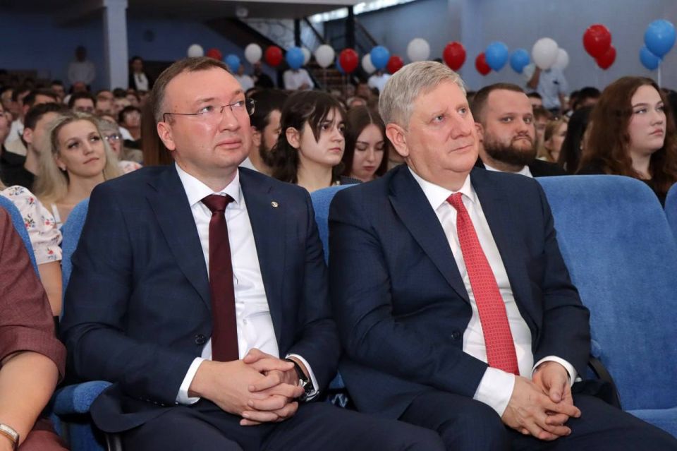 Андрей Чертков: Вручил сегодня дипломы лучшим выпускникам Донбасской национальной академии строительства и архитектуры Андрей Чертков: Вручил сегодня дипломы лучшим выпускникам Донбасской национальной академии строительства и архитектуры