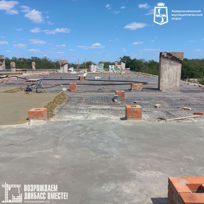При поддержке специалистов из ЕАО продолжают восстановление крыши дома на улице Ленина 1 в поселке Металлист Амвросиевского округа При поддержке специалистов из ЕАО продолжают восстановление крыши дома на улице Ленина 1 в поселке Металлист Амвросиевского округа