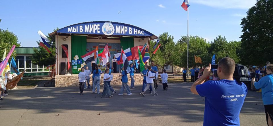 При поддержке шефа-региона Сахалинской области каникулы у 98 шахтерских ребят начались с оздоровления в ДСОЛ «Мир» на побережье Азовского моря При поддержке шефа-региона Сахалинской области каникулы у 98 шахтерских ребят начались с оздоровления в ДСОЛ «Мир» на побережье Азовского моря