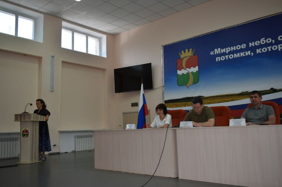На расширенном аппаратном совещании с начальниками управлений, отделов, секторов администрации округа и руководителями учреждений рассмотрели ряд вопросов, среди которых заведующий сектором по вопросам проектной деятельности... На расширенном аппаратном совещании с начальниками управлений, отделов, секторов администрации округа и руководителями учреждений рассмотрели ряд вопросов, среди которых заведующий сектором по вопросам проектной деятельности...