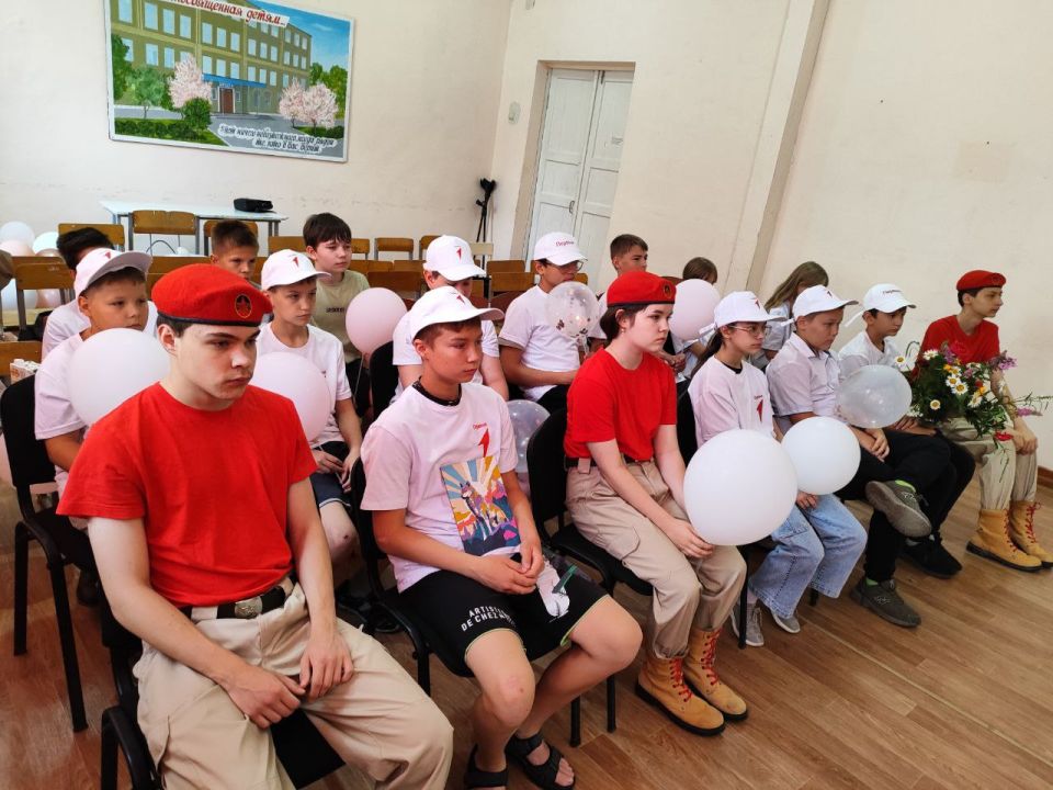 Урок мужества с участником СВО прошел в макеевской школе Урок мужества с участником СВО прошел в макеевской школе