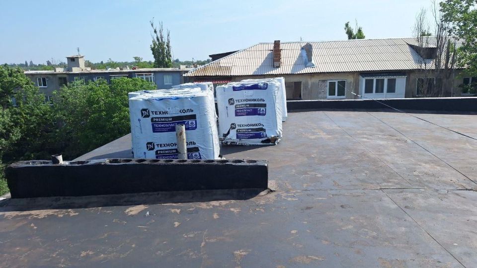 В Снежном ведется капитальный ремонт крыши домов на улице Советской В Снежном ведется капитальный ремонт крыши домов на улице Советской