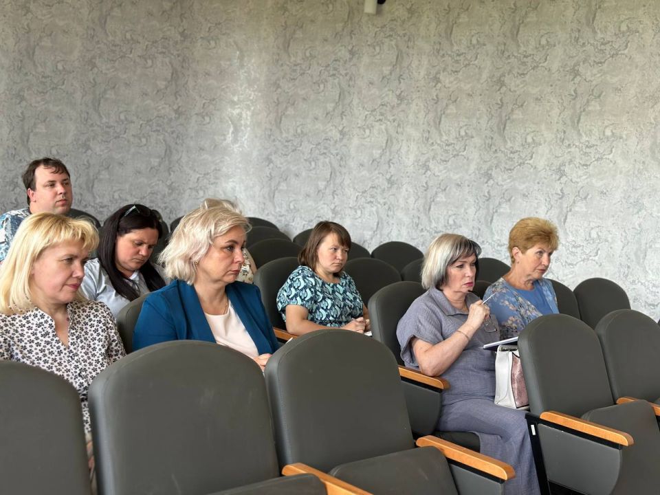 Сегодня, 1 июля, состоялась рабочая встреча старшего инспектора по делам несовершеннолетних ОУУПиДН ОМВД России «Иловайское» старшего лейтенанта полиции Е. В. Драгун и председателя КДнЗП Е. Л. Кочетовой с руководителями, их... Сегодня, 1 июля, состоялась рабочая встреча старшего инспектора по делам несовершеннолетних ОУУПиДН ОМВД России «Иловайское» старшего лейтенанта полиции Е. В. Драгун и председателя КДнЗП Е. Л. Кочетовой с руководителями, их...