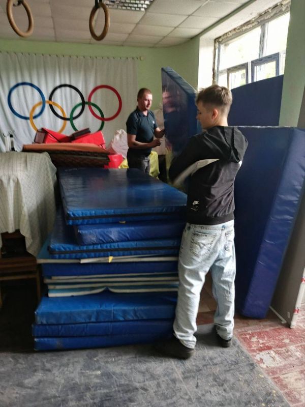 Помощь спорту. Член Общественной Палаты ДНР, координатор международной волонтерской группы "Москва-Донбасс" Юлия Гончарова совместно с заместителем главы администрации городского округа Иловайск Еленой Кочетовой для детской... Помощь спорту. Член Общественной Палаты ДНР, координатор международной волонтерской группы "Москва-Донбасс" Юлия Гончарова совместно с заместителем главы администрации городского округа Иловайск Еленой Кочетовой для детской...