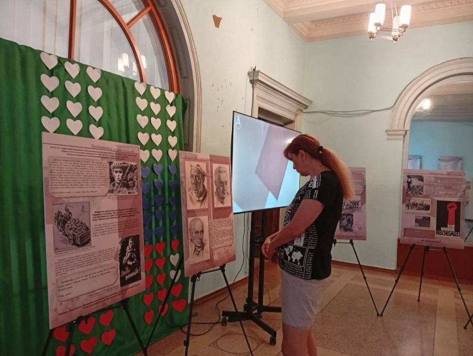 1 июля в Зугрэсском городском Дворце культуры состоялось открытие планшетной выставки донецкого художника, пережившего ужасы концлагерей Вевельсбург и Бухенвальд - «Бухенвальд: Штрихи выживания. Рисунки Романа Ефименко» 1 июля в Зугрэсском городском Дворце культуры состоялось открытие планшетной выставки донецкого художника, пережившего ужасы концлагерей Вевельсбург и Бухенвальд - «Бухенвальд: Штрихи выживания. Рисунки Романа Ефименко»