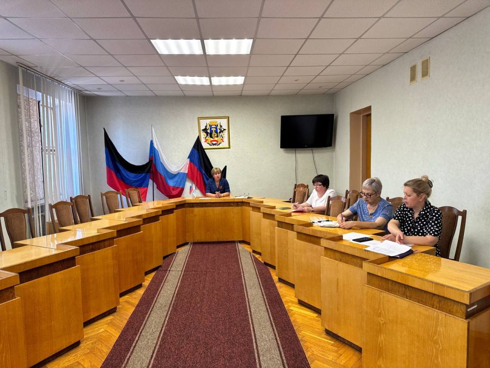 В Пролетарском районе прошло совещание с руководителями общеобразовательных учебных учреждений района по вопросам подготовки к новому учебному году В Пролетарском районе прошло совещание с руководителями общеобразовательных учебных учреждений района по вопросам подготовки к новому учебному году