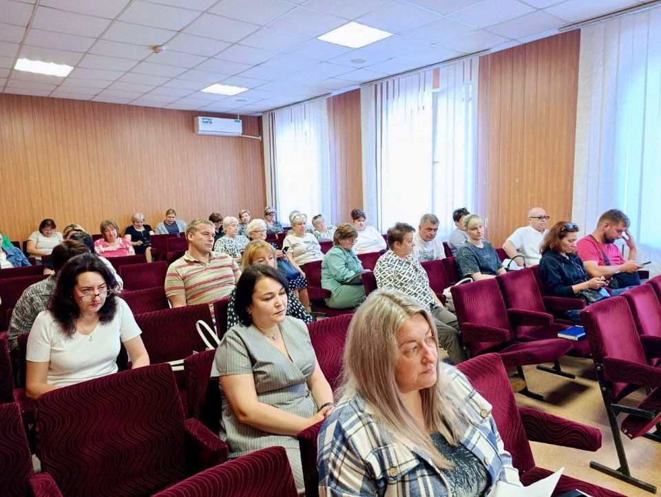 Сегодня руководитель Управы Буденновского внутригородского района Администрации городского округа Донецк Михаил Меренков провел аппаратное совещание с участием депутата Народного совета Донецкой Народной Республики Юрия... Сегодня руководитель Управы Буденновского внутригородского района Администрации городского округа Донецк Михаил Меренков провел аппаратное совещание с участием депутата Народного совета Донецкой Народной Республики Юрия...