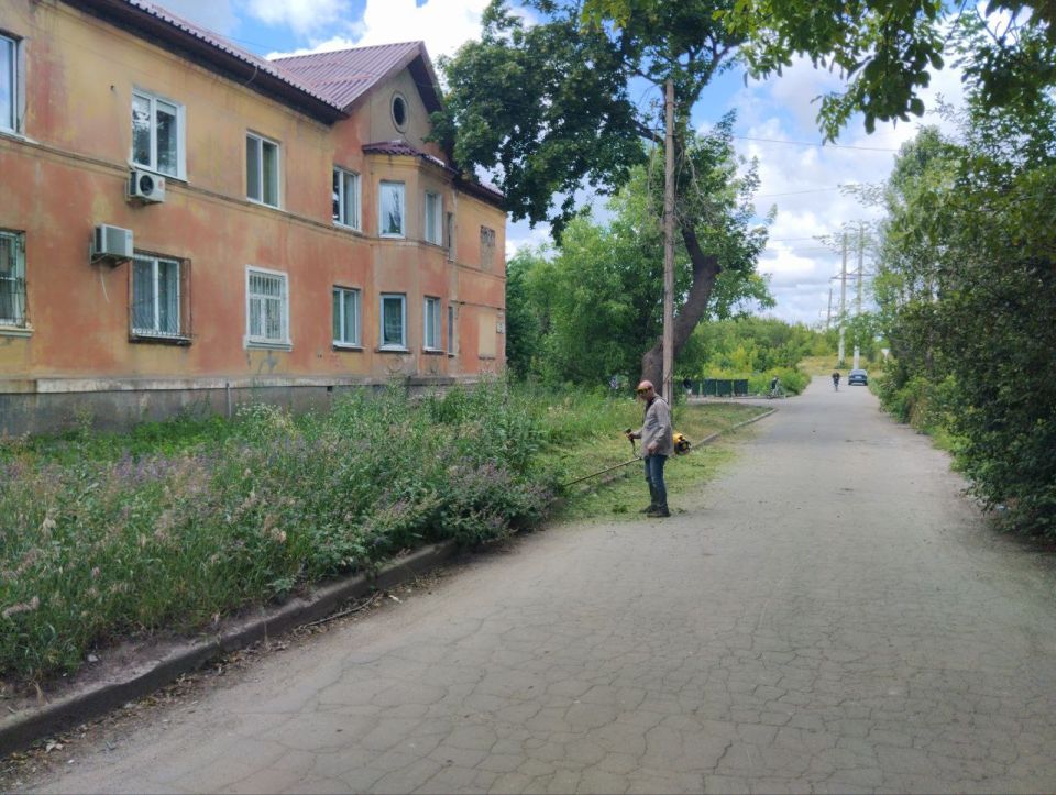 В Кировском внутригородском районе продолжаются работы по покосу травы В Кировском внутригородском районе продолжаются работы по покосу травы