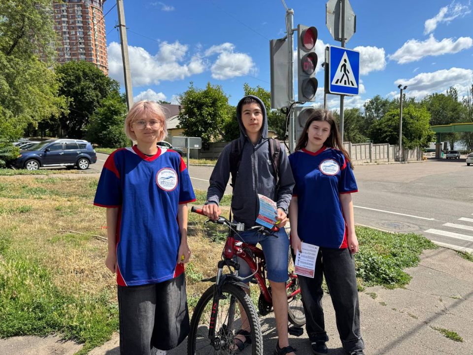 Активисты Донецкой академии транспорта провели акцию «Пешеход – на переходе» Активисты Донецкой академии транспорта провели акцию «Пешеход – на переходе»