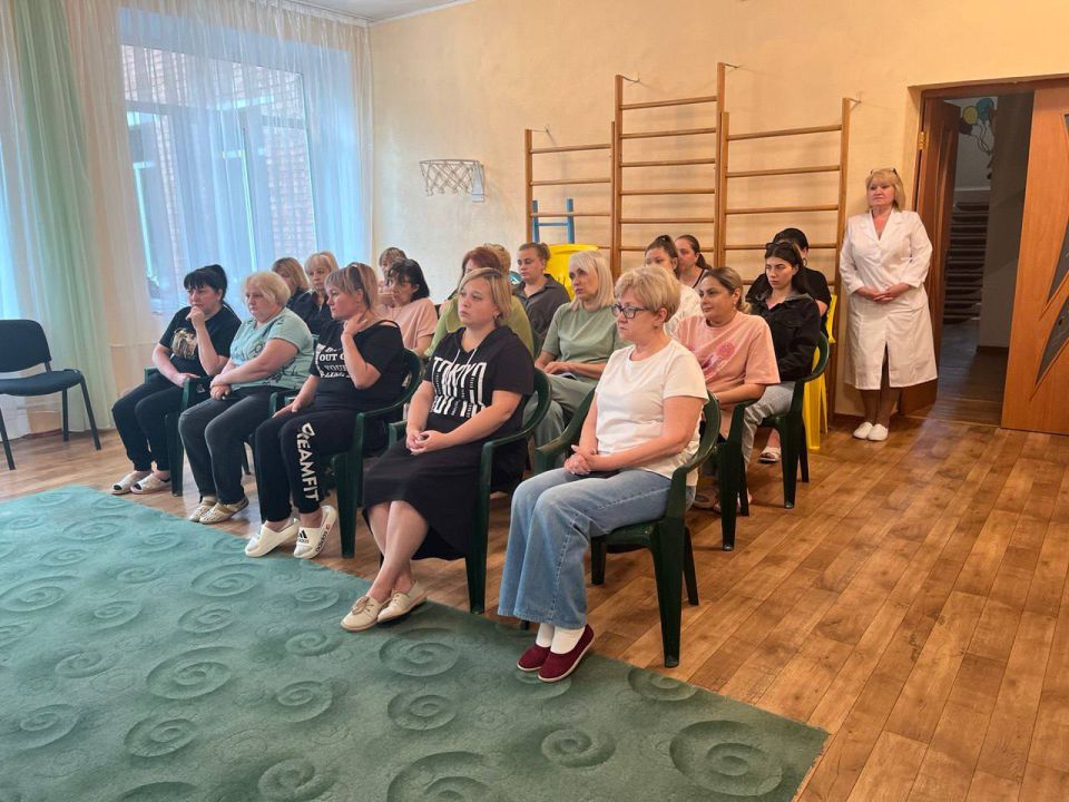 Сегодня в Пролетарском районе прошла встреча руководителя Управы Пролетарского внутригородского района Администрации городского округа Донецк Елены Рязанцевой с трудовым коллективом детского сада №365, в которой принял... Сегодня в Пролетарском районе прошла встреча руководителя Управы Пролетарского внутригородского района Администрации городского округа Донецк Елены Рязанцевой с трудовым коллективом детского сада №365, в которой принял...