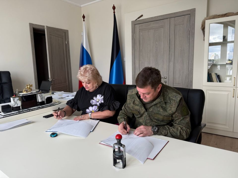В Донецке руководитель следственного управления заключил соглашение с общеобразовательным учреждением о создании кадетского класса Следственного комитета В Донецке руководитель следственного управления заключил соглашение с общеобразовательным учреждением о создании кадетского класса Следственного комитета