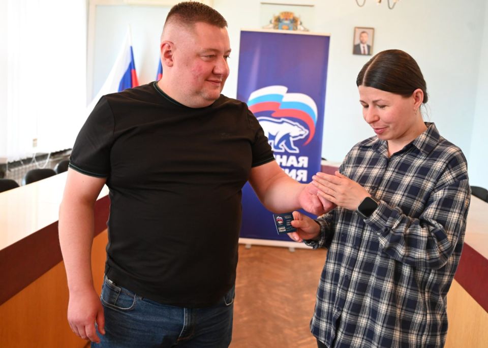 Руководитель Управы Куйбышевского внутригородского района Иван Адамец вручил партийные билеты новым членам партии «Единая Россия» Руководитель Управы Куйбышевского внутригородского района Иван Адамец вручил партийные билеты новым членам партии «Единая Россия»