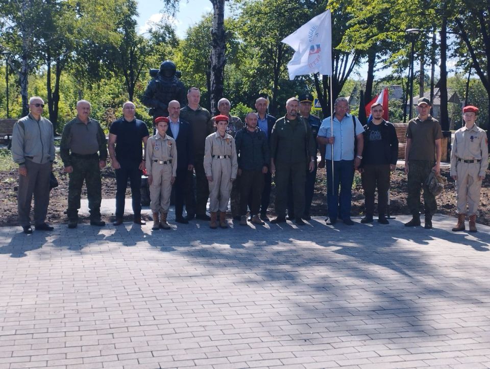 1 июля, в День ветеранов боевых действий, юнармейцы ВПК "Патриот" городского округа Дебальцево у памятника "Защитнику Отечества" приняли участие в почетном карауле и возложении цветов в дань уважения тем, кто в разное время... 1 июля, в День ветеранов боевых действий, юнармейцы ВПК "Патриот" городского округа Дебальцево у памятника "Защитнику Отечества" приняли участие в почетном карауле и возложении цветов в дань уважения тем, кто в разное время...