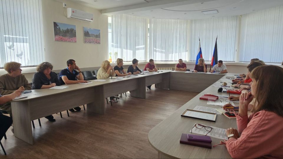 Татьяна Копылова: Сегодня, 2 июля, на аппаратном совещании Управы Ворошиловского внутригородского района Администрации городского округа Донецк обсуждались вопросы жизнедеятельности района, а именно: Татьяна Копылова: Сегодня, 2 июля, на аппаратном совещании Управы Ворошиловского внутригородского района Администрации городского округа Донецк обсуждались вопросы жизнедеятельности района, а именно: