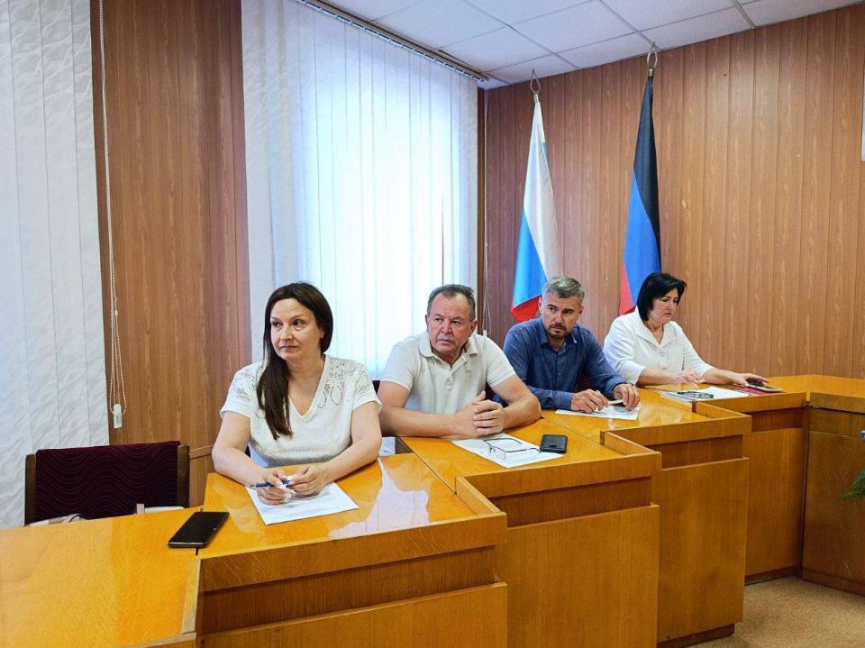 Сегодня руководитель Управы Буденновского внутригородского района Администрации городского округа Донецк Михаил Меренков провел аппаратное совещание с участием депутата Народного совета Донецкой Народной Республики Юрия... Сегодня руководитель Управы Буденновского внутригородского района Администрации городского округа Донецк Михаил Меренков провел аппаратное совещание с участием депутата Народного совета Донецкой Народной Республики Юрия...