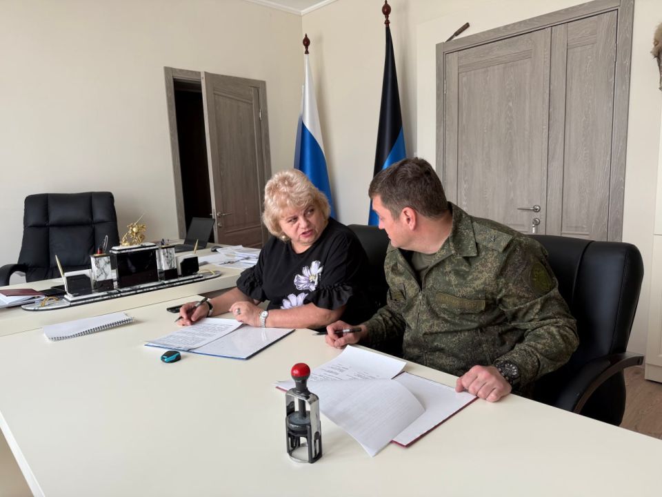 В Донецке руководитель следственного управления заключил соглашение с общеобразовательным учреждением о создании кадетского класса Следственного комитета В Донецке руководитель следственного управления заключил соглашение с общеобразовательным учреждением о создании кадетского класса Следственного комитета