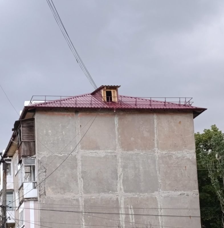 В Снежном завершается капитальный ремонт кровли многоквартирного дома В Снежном завершается капитальный ремонт кровли многоквартирного дома