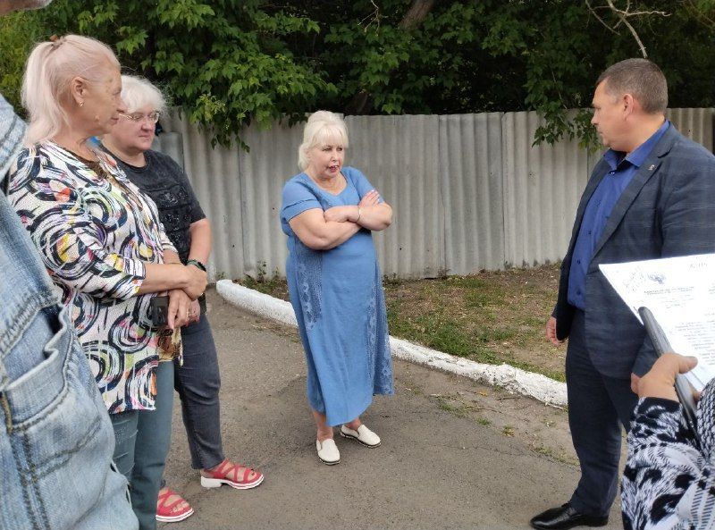 2 июля руководитель Управы Червоногвардейского района Антон Гринзовский провел встречу с жителями жилого массива Крупской по улице Тореза, в рамках партийного проекта «Управдом» 2 июля руководитель Управы Червоногвардейского района Антон Гринзовский провел встречу с жителями жилого массива Крупской по улице Тореза, в рамках партийного проекта «Управдом»
