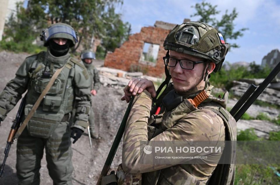 Бойцы группы воздушного прикрытия во время разминирования саперами группировки войск «Центр» окрестностей города Селидово в ДНР Бойцы группы воздушного прикрытия во время разминирования саперами группировки войск «Центр» окрестностей города Селидово в ДНР