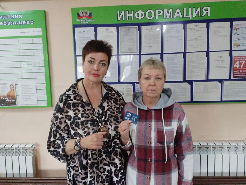 Новые члены Всероссийской политической партии «Единая Россия» получили членские билеты Новые члены Всероссийской политической партии «Единая Россия» получили членские билеты