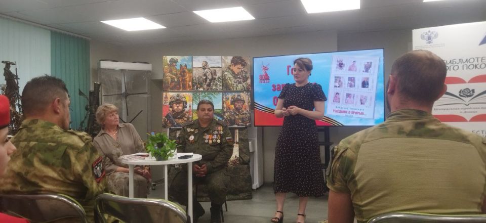 Члены Совета Юнармейских Командиров Тарасенко Анна и Новикова Ирина с Юнармейцами ВПК "Патриот" имени героев Буденновского подполья (ГБОУ "Школа №119 г.о.Донецк") местного штаба г. Донецка приняли участие в презентации книги... Члены Совета Юнармейских Командиров Тарасенко Анна и Новикова Ирина с Юнармейцами ВПК "Патриот" имени героев Буденновского подполья (ГБОУ "Школа №119 г.о.Донецк") местного штаба г. Донецка приняли участие в презентации книги...