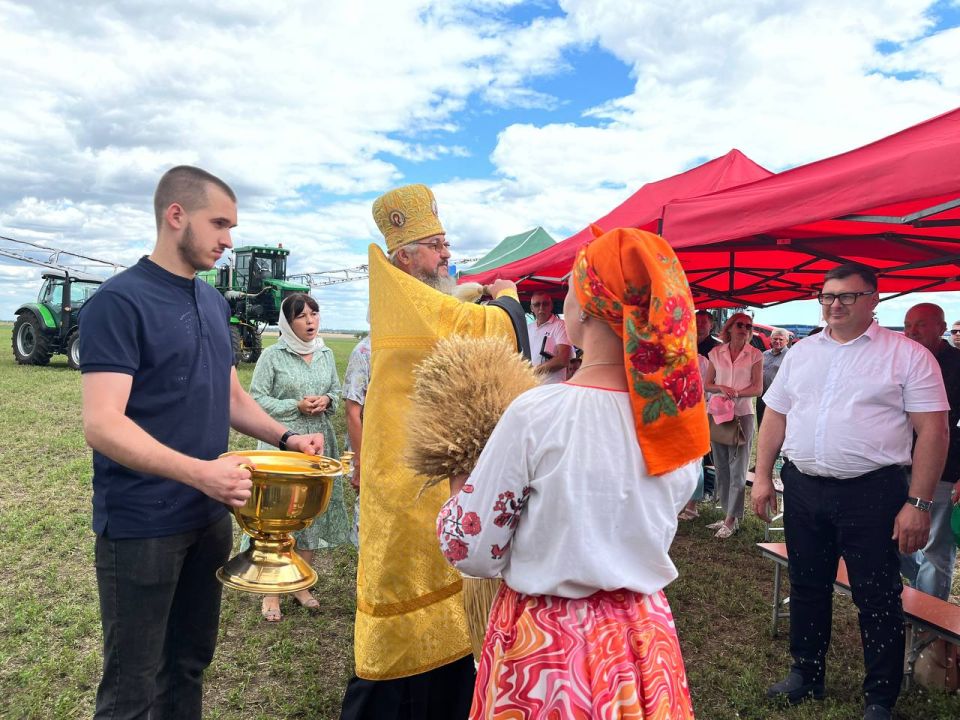 Уборка хлеба в Новоазовском районе началась с благодарственной молитвы Уборка хлеба в Новоазовском районе началась с благодарственной молитвы