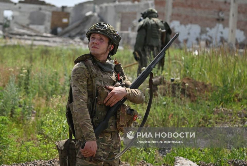 Бойцы группы воздушного прикрытия во время разминирования саперами группировки войск «Центр» окрестностей города Селидово в ДНР Бойцы группы воздушного прикрытия во время разминирования саперами группировки войск «Центр» окрестностей города Селидово в ДНР
