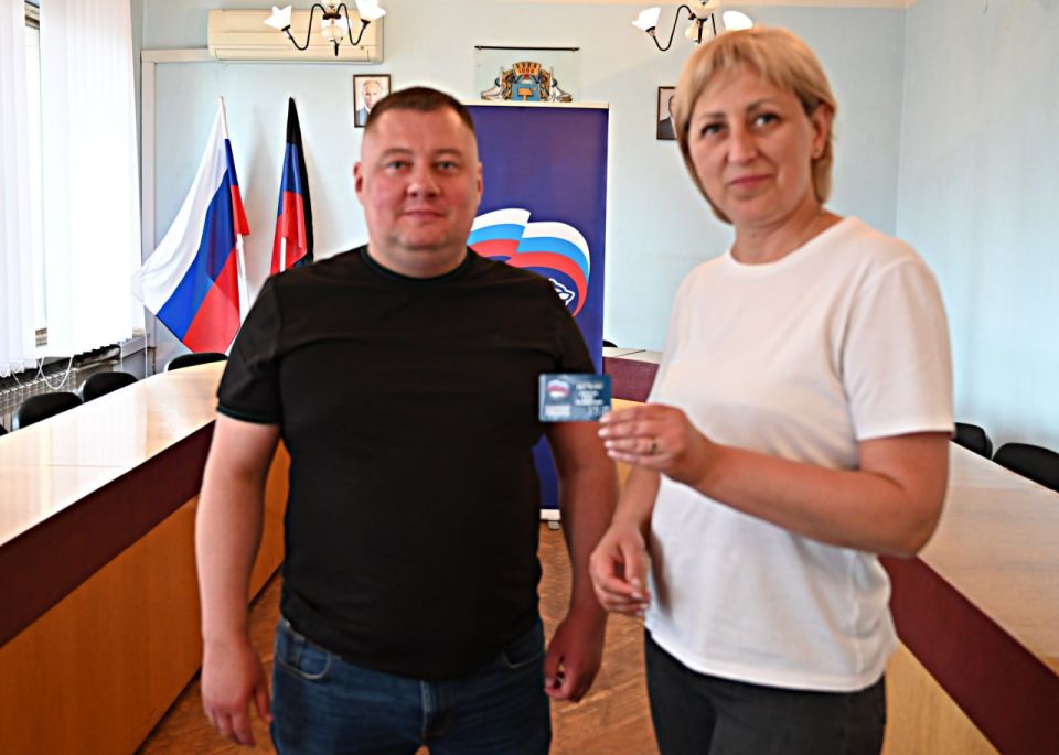 Руководитель Управы Куйбышевского внутригородского района Иван Адамец вручил партийные билеты новым членам партии «Единая Россия» Руководитель Управы Куйбышевского внутригородского района Иван Адамец вручил партийные билеты новым членам партии «Единая Россия»