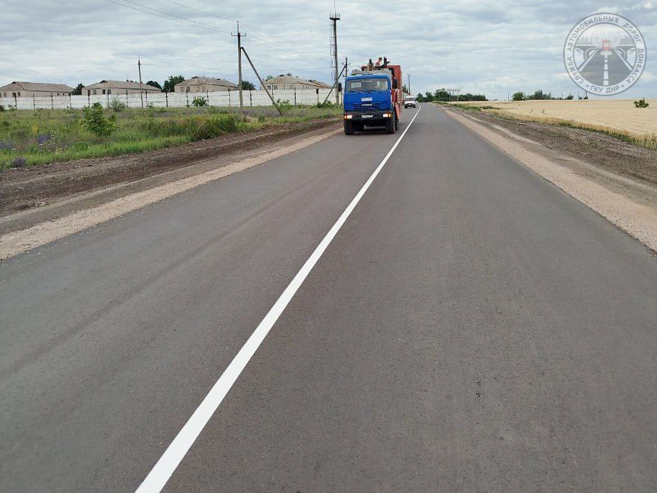 Более 2,3 тыс. кв.м дорожной разметки уже нанесли на отремонтированном участке автодороги Доля-Еленовка Более 2,3 тыс. кв.м дорожной разметки уже нанесли на отремонтированном участке автодороги Доля-Еленовка