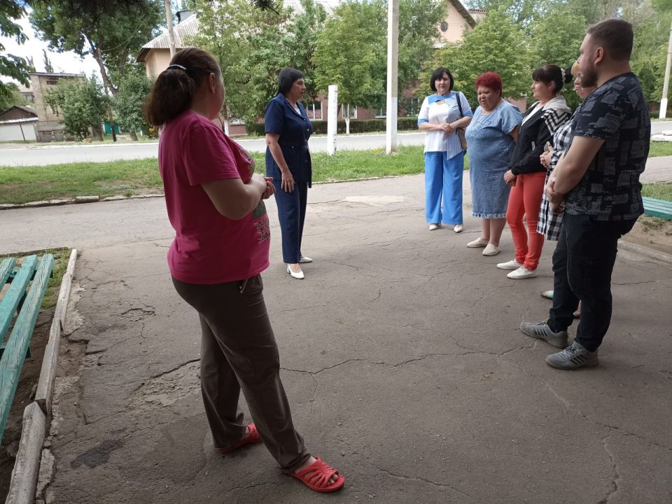 Игорь Мартынов: Встречи с населением. 2 июля заместитель главы администрации муниципального образования городского округа Енакиево Елена Витрук провела выездные встречи с населением на подведомственной территории по адресам:... Игорь Мартынов: Встречи с населением. 2 июля заместитель главы администрации муниципального образования городского округа Енакиево Елена Витрук провела выездные встречи с населением на подведомственной территории по адресам:...