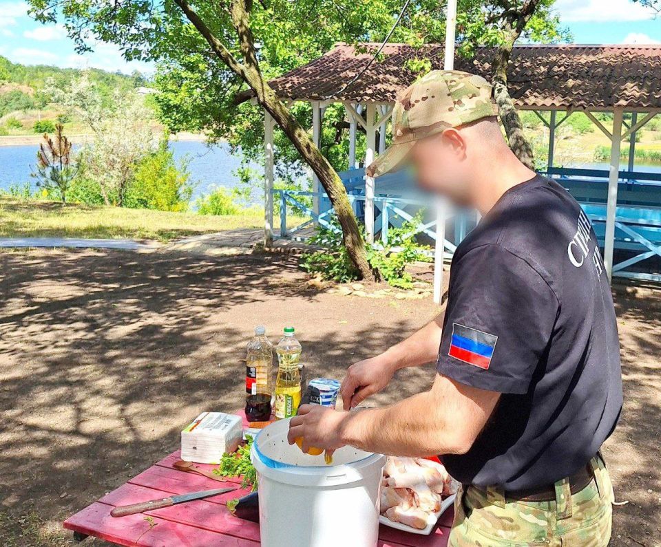 Отдел специального назначения «Ратник» ГУФСИН России по ДНР делится фирменным рецептом полевой кухни Отдел специального назначения «Ратник» ГУФСИН России по ДНР делится фирменным рецептом полевой кухни