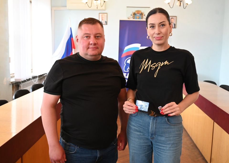 Руководитель Управы Куйбышевского внутригородского района Иван Адамец вручил партийные билеты новым членам партии «Единая Россия» Руководитель Управы Куйбышевского внутригородского района Иван Адамец вручил партийные билеты новым членам партии «Единая Россия»