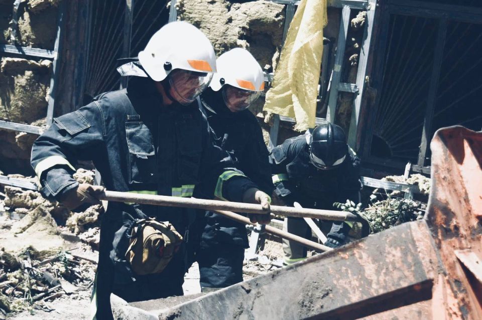 Добровольцы Донецкого РО ВСКС помогли ликвидировать последствия обстрела центра города Добровольцы Донецкого РО ВСКС помогли ликвидировать последствия обстрела центра города