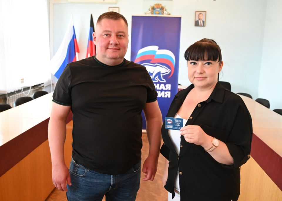 Руководитель Управы Куйбышевского внутригородского района Иван Адамец вручил партийные билеты новым членам партии «Единая Россия» Руководитель Управы Куйбышевского внутригородского района Иван Адамец вручил партийные билеты новым членам партии «Единая Россия»