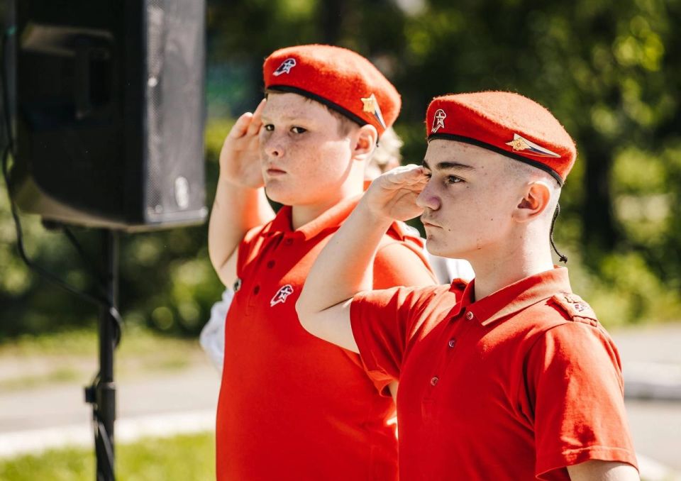 Их имена мы будем пронесём через года Их имена мы будем пронесём через года