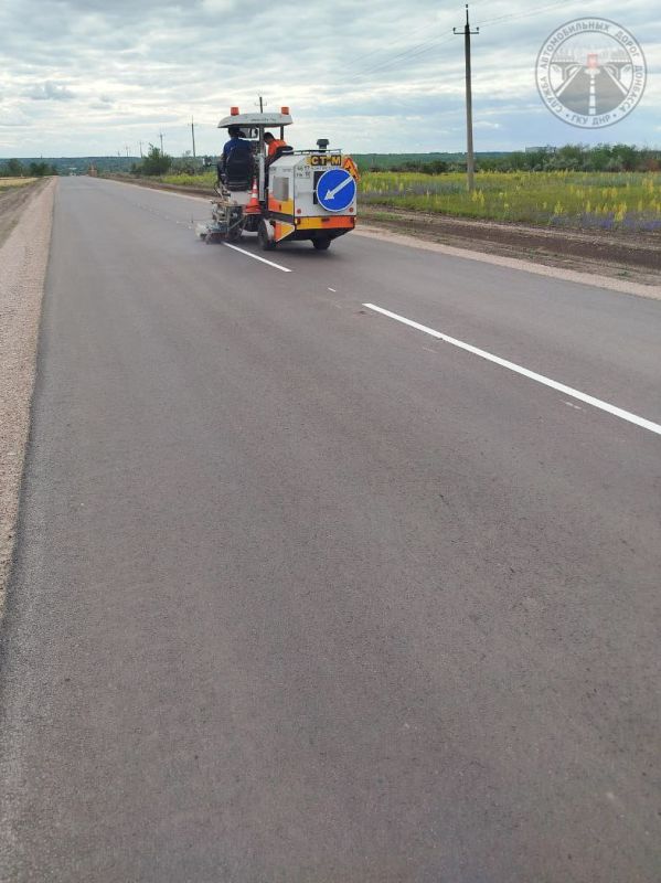 Более 2,3 тыс. кв.м дорожной разметки уже нанесли на отремонтированном участке автодороги Доля-Еленовка Более 2,3 тыс. кв.м дорожной разметки уже нанесли на отремонтированном участке автодороги Доля-Еленовка