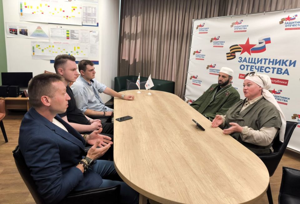 Председатель «Союза мусульманок», координатор отдела по работе с Вооруженными силами и правоохранительными органами ДУМ ДВ Султонова Махина ханум и военный имам 36-ой армии Восточного военного округа Хапизов Шахбан хазрат... Председатель «Союза мусульманок», координатор отдела по работе с Вооруженными силами и правоохранительными органами ДУМ ДВ Султонова Махина ханум и военный имам 36-ой армии Восточного военного округа Хапизов Шахбан хазрат...