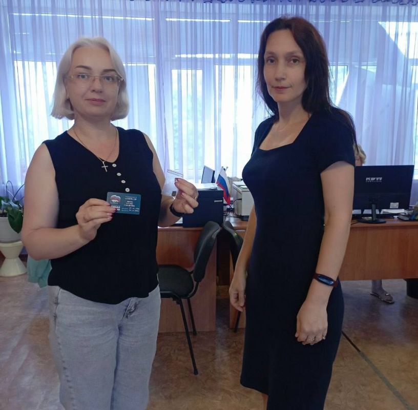 Вручение партбилетов. В Центре первичной медико-санитарной помощи г. Снежное, школе №2 и Территориальном центре социального обслуживания населения состоялись торжественные вручения партбилетов Вручение партбилетов. В Центре первичной медико-санитарной помощи г. Снежное, школе №2 и Территориальном центре социального обслуживания населения состоялись торжественные вручения партбилетов