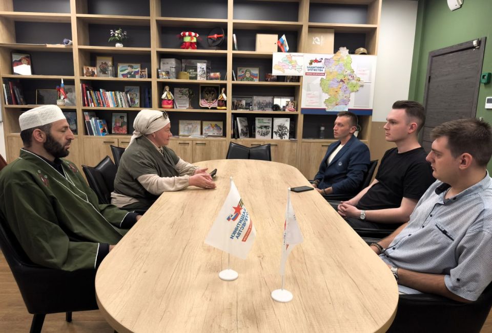 Председатель «Союза мусульманок», координатор отдела по работе с Вооруженными силами и правоохранительными органами ДУМ ДВ Султонова Махина ханум и военный имам 36-ой армии Восточного военного округа Хапизов Шахбан хазрат... Председатель «Союза мусульманок», координатор отдела по работе с Вооруженными силами и правоохранительными органами ДУМ ДВ Султонова Махина ханум и военный имам 36-ой армии Восточного военного округа Хапизов Шахбан хазрат...