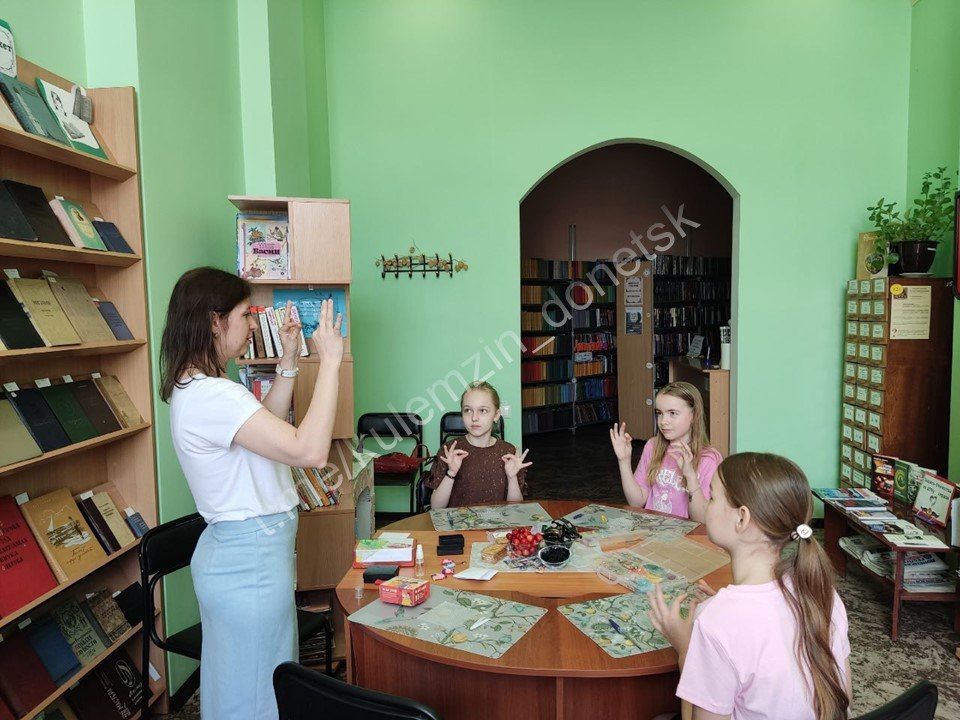 В период летних каникул в библиотеке-филиале № 22 состоялся мастер-класс «Аквамозаика в библиотеке» В период летних каникул в библиотеке-филиале № 22 состоялся мастер-класс «Аквамозаика в библиотеке»