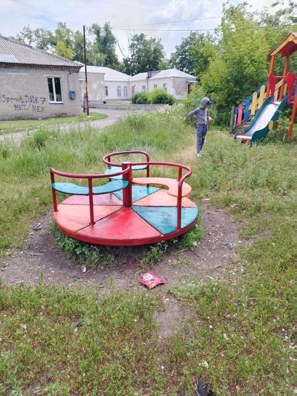 Наталья Бегуненко: Сотрудниками муниципального унитарного предприятия «Управляющая компания Петровского района» выполнена покраска элементов детской площадки Наталья Бегуненко: Сотрудниками муниципального унитарного предприятия «Управляющая компания Петровского района» выполнена покраска элементов детской площадки
