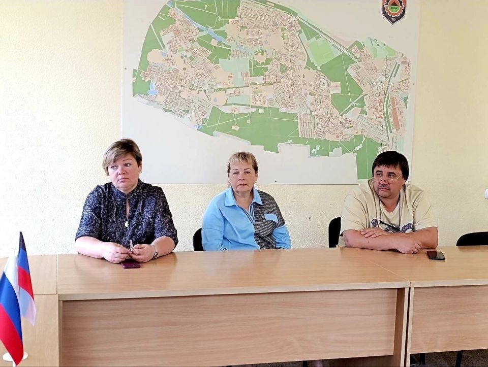 Наталья Бегуненко: В четверг, 3 июля первый заместитель руководителя Управы Петровского внутригородского района Администрации городского округа Донецк Плахутин Юрий Иванович провел встречу с трудовым коллективом КЛИЕНТСКОЙ... Наталья Бегуненко: В четверг, 3 июля первый заместитель руководителя Управы Петровского внутригородского района Администрации городского округа Донецк Плахутин Юрий Иванович провел встречу с трудовым коллективом КЛИЕНТСКОЙ...