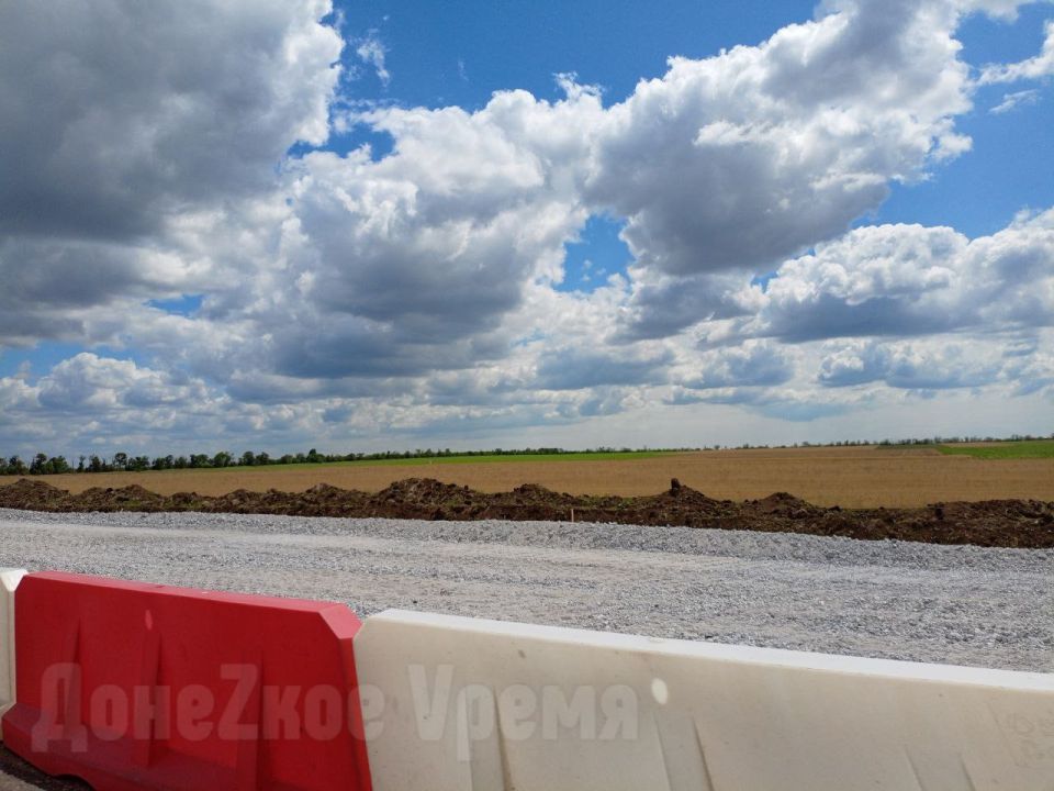 Дорожные работы под бескрайним небом: расширение участков трассы "Новороссия" продолжается Дорожные работы под бескрайним небом: расширение участков трассы "Новороссия" продолжается
