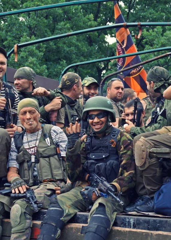 «Пятнашка» начиналась с нескольких человек в жарком, неясном 2014-м, когда никто не знал, что будет завтра, но они точно знали, зачем пришли: защищать Донбасс, не по приказу, а по зову совести «Пятнашка» начиналась с нескольких человек в жарком, неясном 2014-м, когда никто не знал, что будет завтра, но они точно знали, зачем пришли: защищать Донбасс, не по приказу, а по зову совести