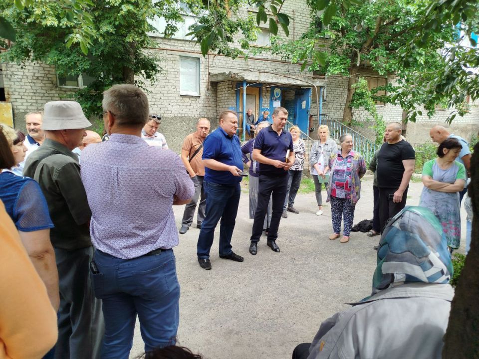 Валентин Левченко: 14 семей проживает сегодня в семи многоквартирных домах по улице Привокзальной поселка станции Донецк - Северный, который с недавнего времени вошёл в зону ответственности Киевского района Валентин Левченко: 14 семей проживает сегодня в семи многоквартирных домах по улице Привокзальной поселка станции Донецк - Северный, который с недавнего времени вошёл в зону ответственности Киевского района